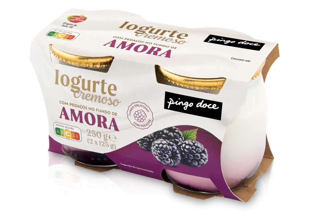 Iogurte Batido Pedaços de Amora em Copo de Vidro